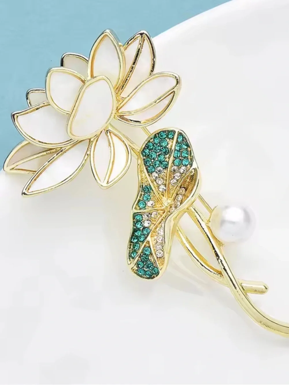 Golden Lotus Pearl Brooch – Elegant Floral Pin with Green Crystal Leaf